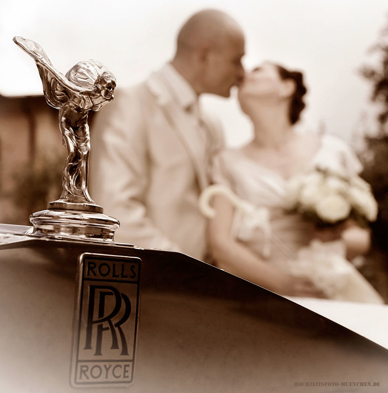 Brautpaarportrait im Hintergrund - &copy; Fotograf Eugen Wagner, München | Wedding