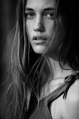 Elsa H. / Portrait  photography by Photographer Benoit Cattiaux ★12 | STRKNG