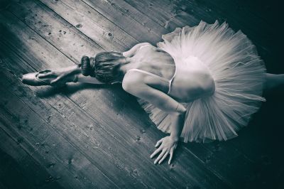 She dances alone / Schwarz-weiss  Fotografie von Fotograf Emanuele Di Paolo ★1 | STRKNG