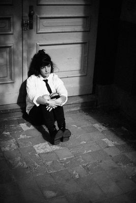 at the guesthouse / Portrait  Fotografie von Fotograf Johannes Meger ★1 | STRKNG