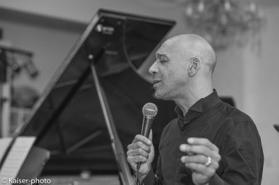 Singer Kenneth Norris in Concert / Black and White  photography by Photographer Christian Kaiser Professsional Photographer, Hamburg | STRKNG