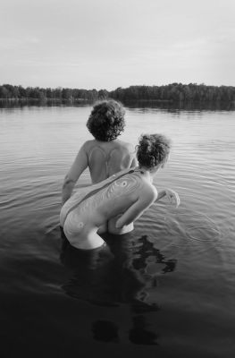 two ladies in the lake with bodypainting / Menschen  Fotografie von Fotograf Christian Kaiser Professsional Photographer, Hamburg | STRKNG