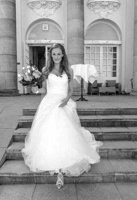 Die Braut auf der Treppe / Wedding  photography by Photographer Christian Kaiser Professsional Photographer, Hamburg | STRKNG