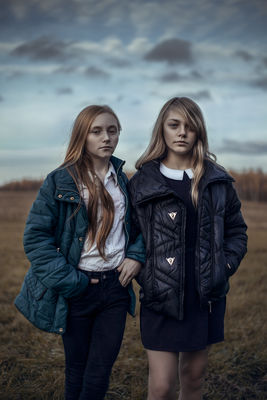 Sisters. / Portrait  photography by Photographer Piotr Polakiewicz ★7 | STRKNG