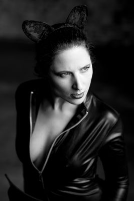 Catwoman / Schwarz-weiss  Fotografie von Model Reni Roja ★5 | STRKNG