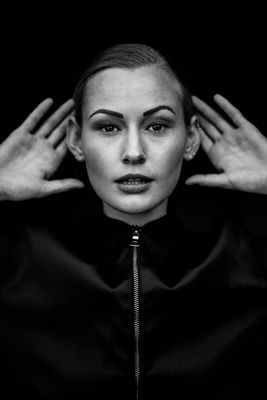 tess / Portrait  photography by Photographer Marc Elgo ★9 | STRKNG