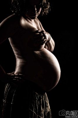 Pregnant / Black and White  photography by Photographer Thomas Zöchling | STRKNG