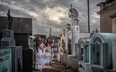 Prayers in silence / Menschen  Fotografie von Fotograf Olaf Raymond Benold ★1 | STRKNG