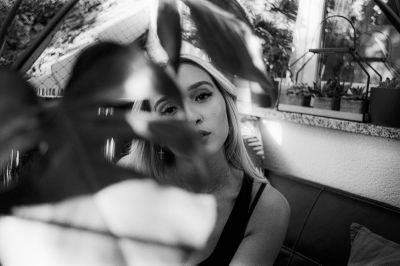 monstera. / Portrait  photography by Photographer BlaueLiebe. ★5 | STRKNG