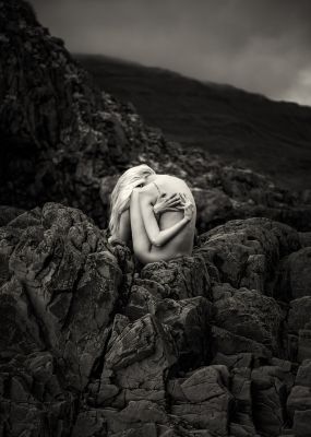 Lucy On The Rocks / Fine Art  Fotografie von Fotograf Alex Nason Photography ★4 | STRKNG