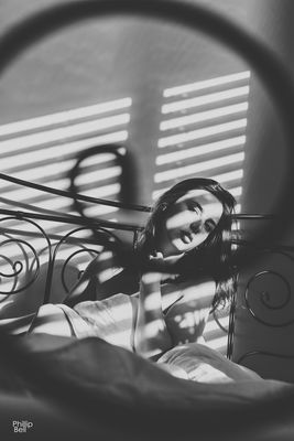 en la cama / Schwarz-weiss  Fotografie von Fotograf photopherapy | STRKNG