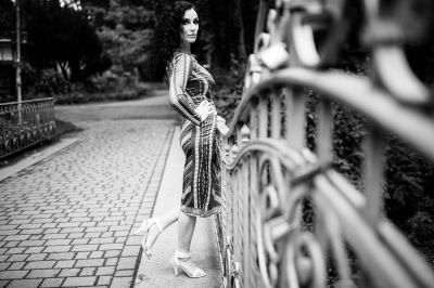 Frau auf der Brücke / Portrait  Fotografie von Fotograf Carsten Timpert | STRKNG