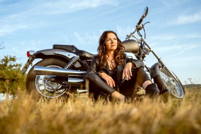 Bikerin / Portrait  Fotografie von Fotograf Carsten Timpert | STRKNG