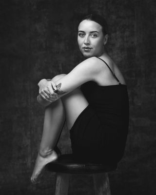 Black and White Lisa on a stool / Portrait  photography by Photographer Henrik Mee Løvgret | STRKNG