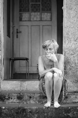 Helga Smokes / Menschen  Fotografie von Fotograf Gutenbild ★7 | STRKNG