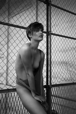 torturée / Schwarz-weiss  Fotografie von Fotograf Axel Correia ★1 | STRKNG