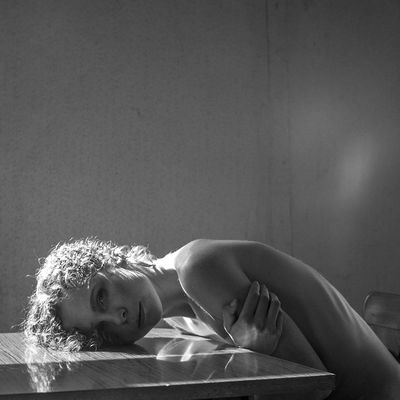 ohne Wort und nicht zu greifen, gedankenfrei im Hier und Licht, unerklärbares wunderbares Einfachsei / Fine Art  photography by Model Emily ★21 | STRKNG