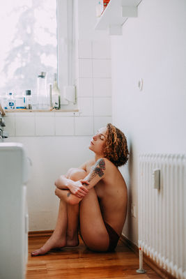 einsam im Zuhause fremd in der Familie  verloren in Geborgenheit .so sanft getragen auf glatten Woge / Fine Art  photography by Model Emily ★21 | STRKNG