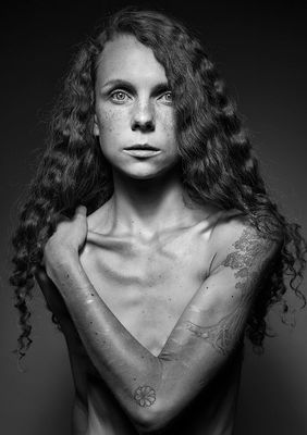 Selbstkonfrontation / Portrait  photography by Model Emily ★21 | STRKNG