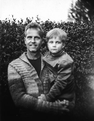 Vater und Sohn, Holzkiste auf Fotopapier / Schwarz-weiss  Fotografie von Fotograf LWR.Photography ★1 | STRKNG