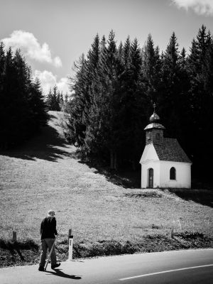 a lonely walker / Street  Fotografie von Fotograf bildausschnitte.at ★2 | STRKNG