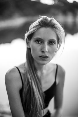 Portrait  photography by Model Sophie Simone ★8 | STRKNG