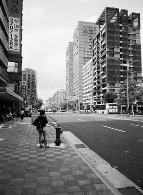 Small girl in big city? / Stadtlandschaften  Fotografie von Fotograf ralph k. | STRKNG