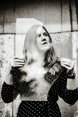 Marie / Schwarz-weiss  Fotografie von Fotografin Akka ★7 | STRKNG