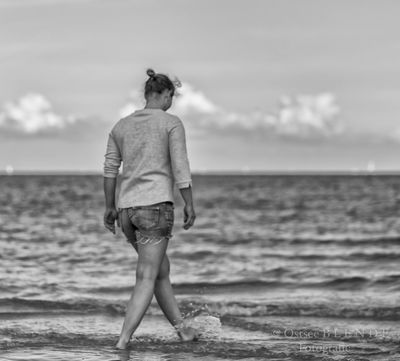 Gedanken am Strand / Schwarz-weiss  Fotografie von Fotograf Ostseeblende | STRKNG