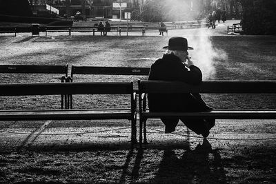 The Smoker / Street  Fotografie von Fotografin Deborah Sarah Drexler | STRKNG