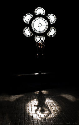 Ballerina / People  photography by Photographer van Thom | STRKNG