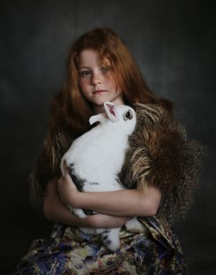 Girl with the rabbit / Portrait  Fotografie von Fotografin Zuzu Valla ★6 | STRKNG