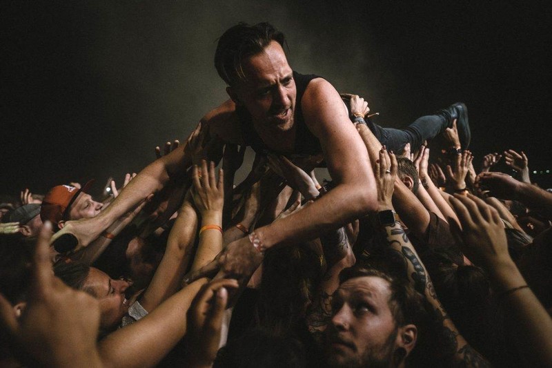 Danger Dan Crowdsurfing - &copy; Sascha Niethammer | Performance