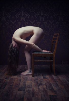 Sitzgelegenheit / Nude  Fotografie von Fotograf Thomas Illhardt ★8 | STRKNG