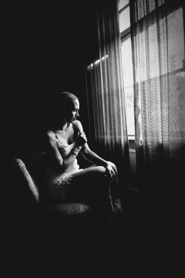 behind the curtain / Schwarz-weiss  Fotografie von Fotograf Oliver Fischer ★8 | STRKNG