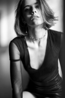 Anna / Schwarz-weiss  Fotografie von Fotograf Alex Jost ★6 | STRKNG