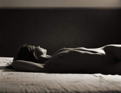 Rebecca - Streiflicht / Nude  Fotografie von Fotograf Jens Taube ★5 | STRKNG