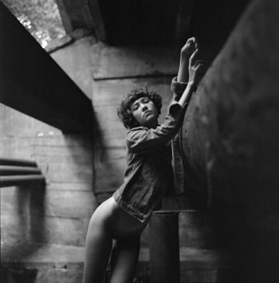 Schwarz-weiss  Fotografie von Model Lola ★42 | STRKNG