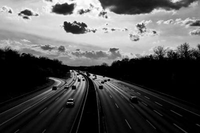 Autobahn / Schwarz-weiss  Fotografie von Fotografin Dr. B ★4 | STRKNG