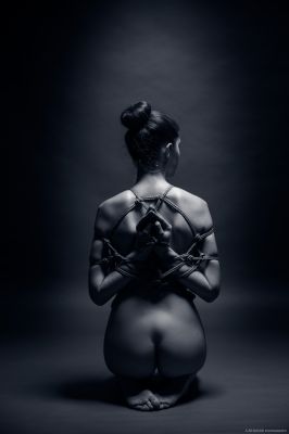 BlueBound: Backprayer / Nude  Fotografie von Fotografin Catherine Mason ★2 | STRKNG