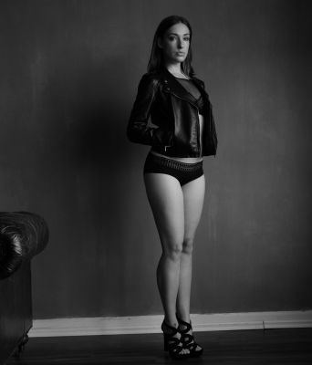 Next to the couch / Black and White  photography by Photographer Stephan Spiegelberg | STRKNG
