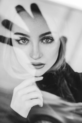 Windowspicture / Portrait  photography by Photographer Denis Behrens | STRKNG