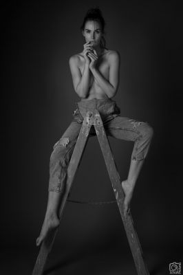 Ladder / Schwarz-weiss  Fotografie von Model Geeska Klaussen ★26 | STRKNG