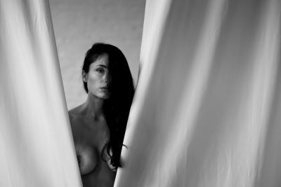 Darina through the Curtains / Nude  Fotografie von Fotograf Dieter Kunzke (www.kunzke-photography.de) ★2 | STRKNG