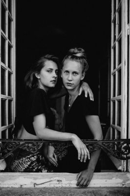 Laura &amp; Marie / Fine Art  photography by Photographer Johannes Schembs ★2 | STRKNG