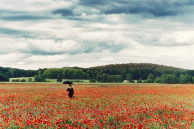 Lost in a Field of Poppy / Konzeptionell  Fotografie von Fotograf Ralph Gräf ★5 | STRKNG