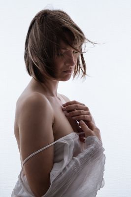 Feeling what cannot be seen / Portrait  photography by Model Anne ★6 | STRKNG