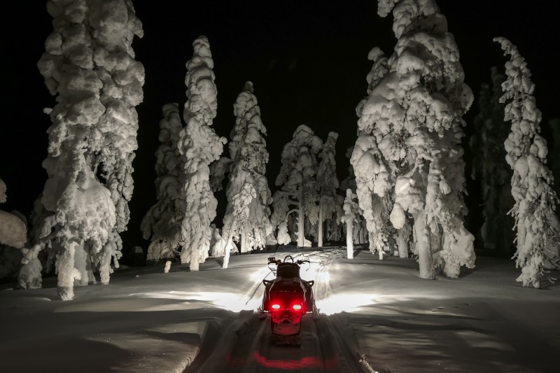 Snow mobiling in Lapland - &copy; bielefoto | Landscapes