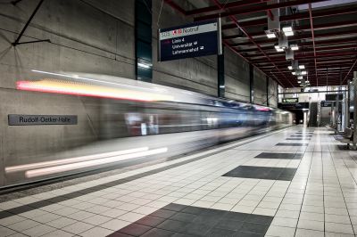 Incoming subway / Reise  Fotografie von Fotograf bielefoto | STRKNG