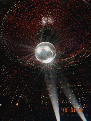 Discoball / Lost places  Fotografie von Fotografin Nina Guillard | STRKNG